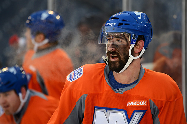 do hockey players apply black under their eyes?