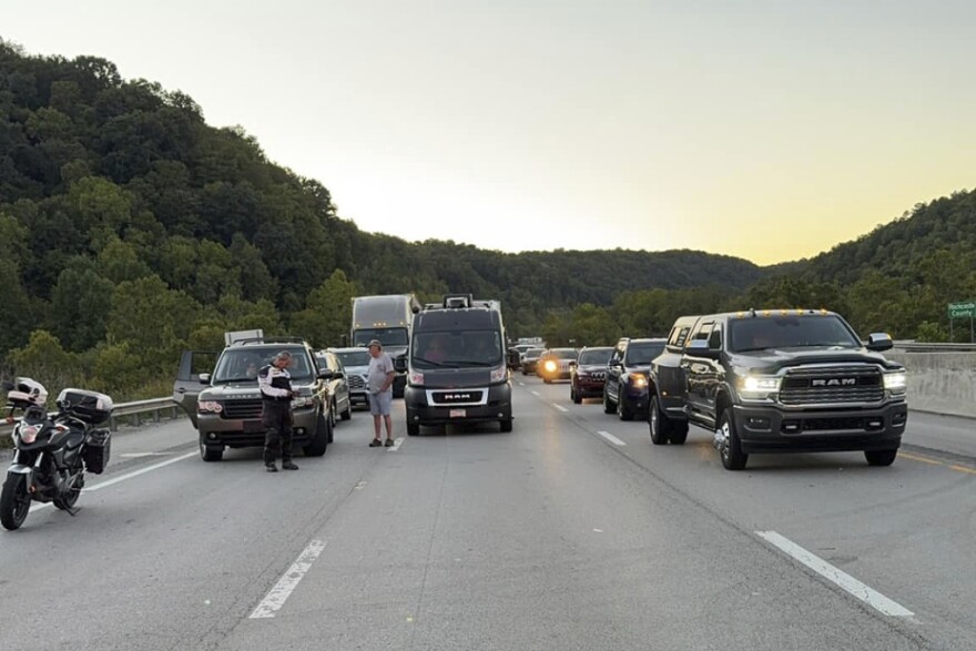 what caused the traffic halt on i-75 north in southern kentucky today？