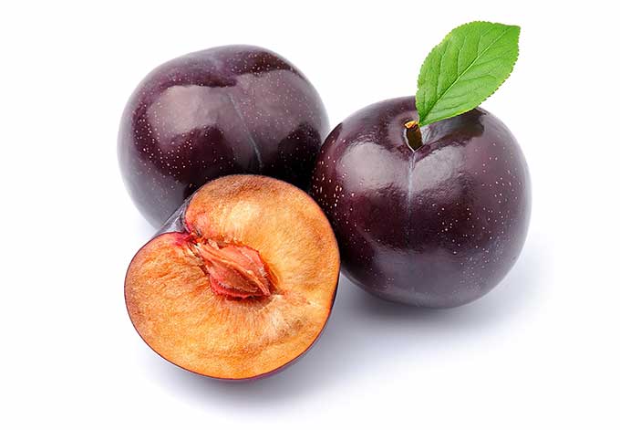 what causes the color differences in the flesh of plums？