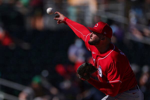 how many innings do pitchers throw during spring training？