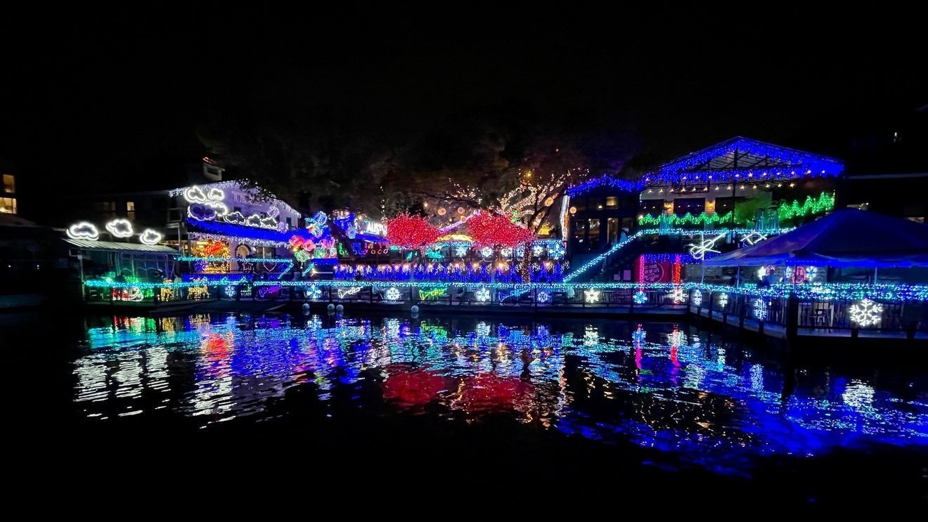 mozart's boat light show:mozart's symphony of lights on water