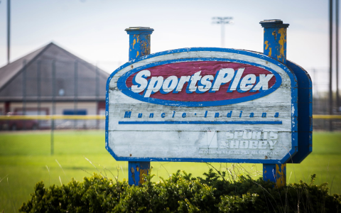 muncie central fieldhouse：muncie central's sports arena