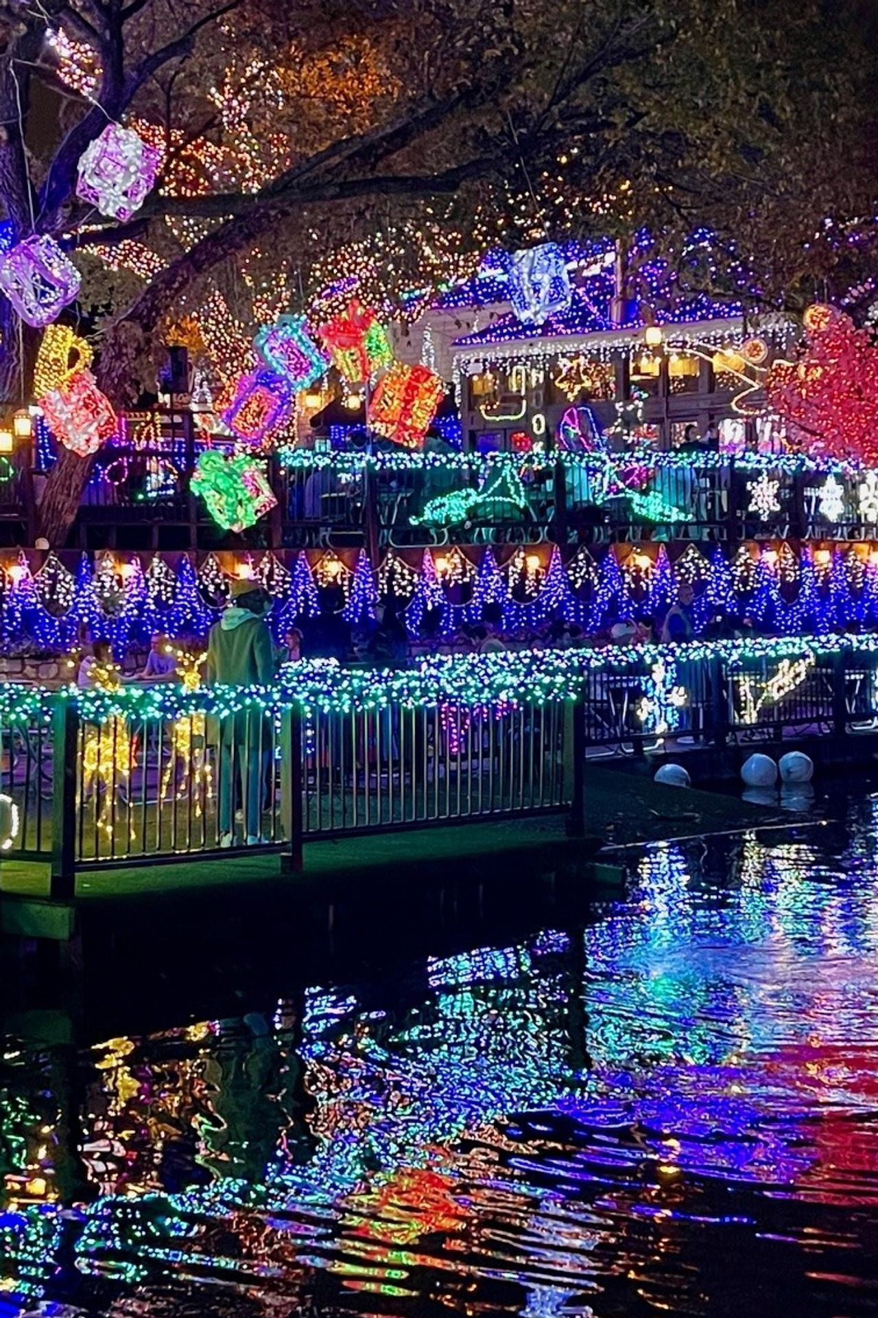 mozart's boat light show:mozart's symphony of lights on water