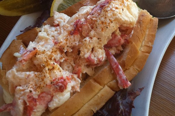 best lobster roll in bar harbor：top spots for lobster rolls in bar harbor