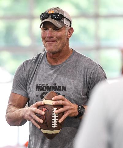 brett favre signing 2024:brett favre's 2024 contract signing