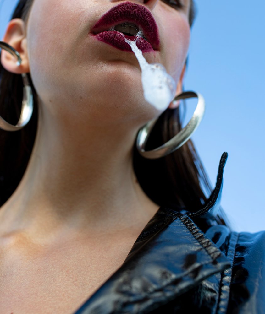 is it illegal to spit on someone：is spitting on someone considered a crime？
