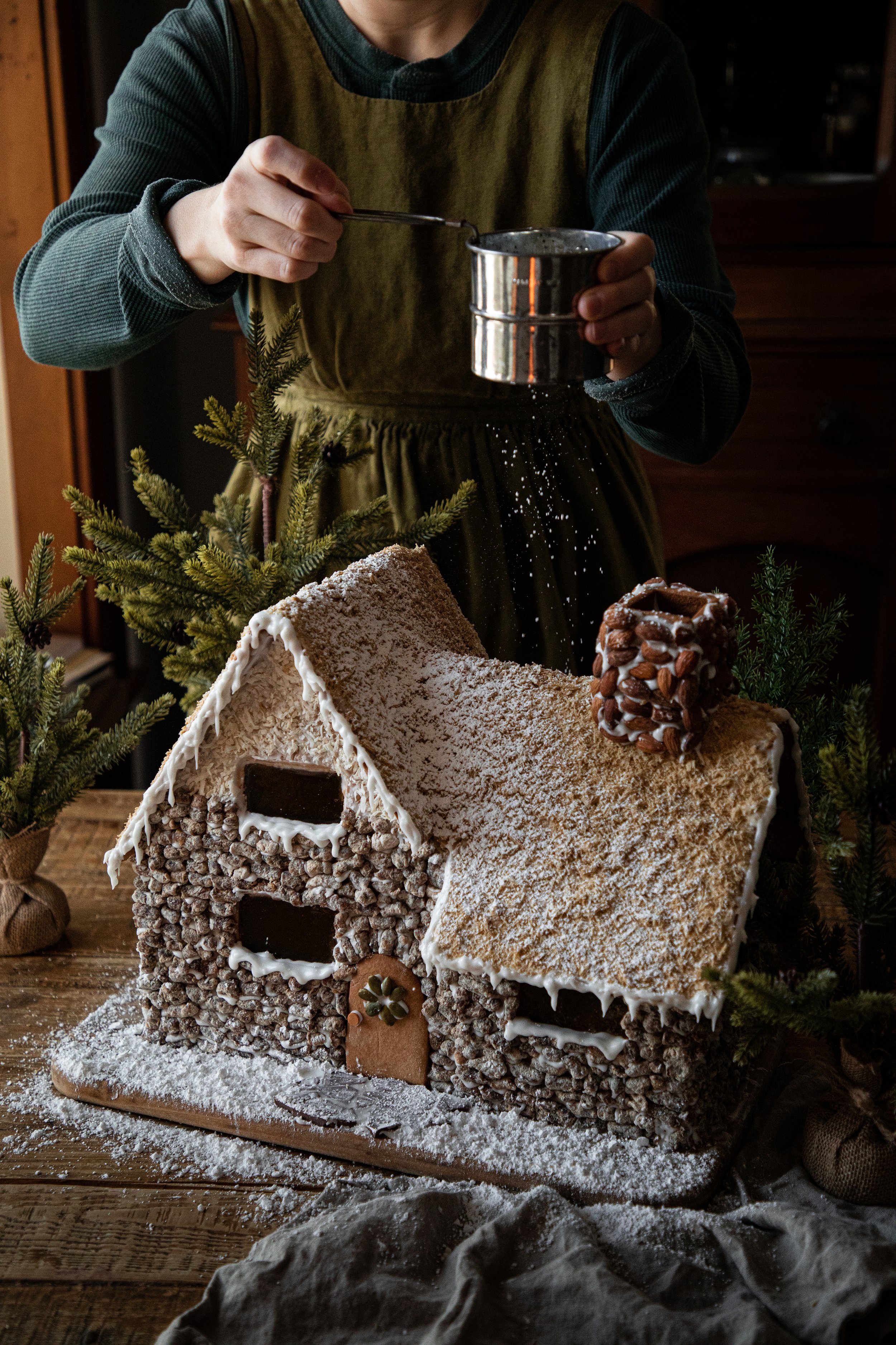 house gingerbread house：gingerbread cottage