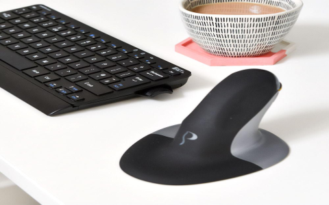 shoulder mouse：arm-mounted pointing device