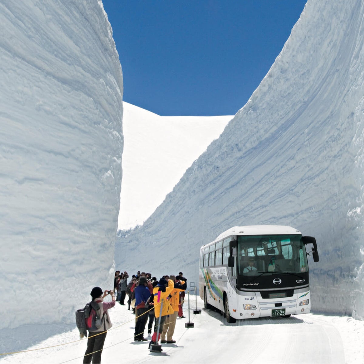 snow valley legs japan：snowy valley legacies of japan